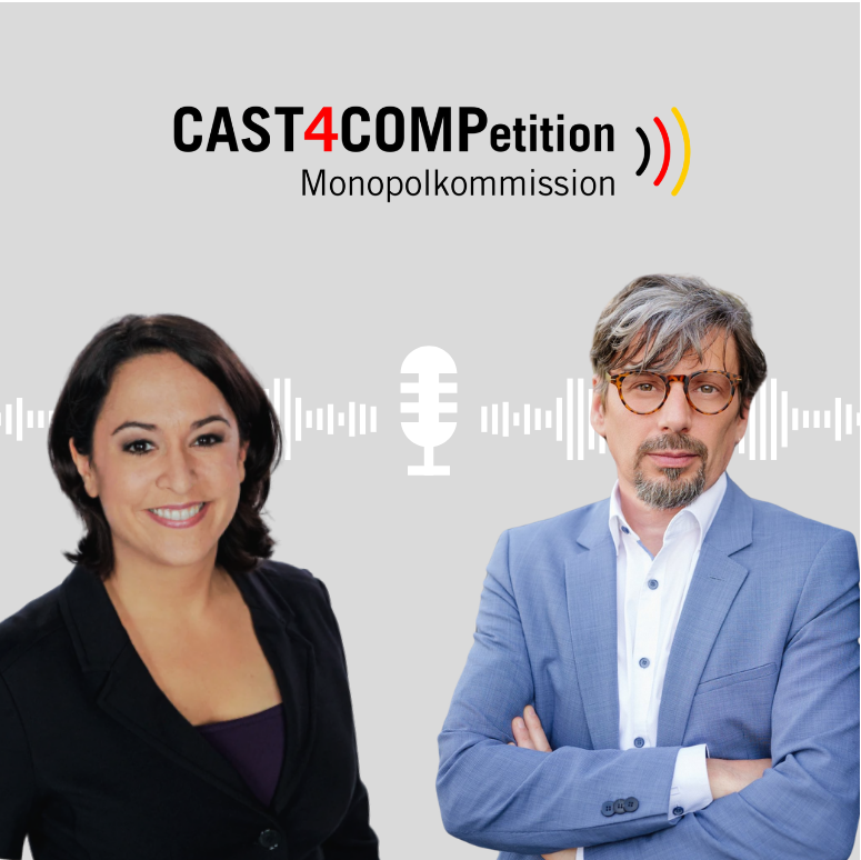 Visual zum Podcast CAST4COMPetition mit Moderatorin Elif Senel und dem Vorsitzenden Tomaso Duso vor Mikrofon und Tonwellen